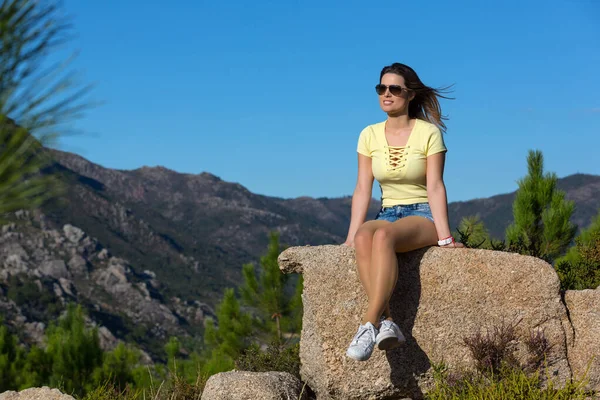 Giovane Donna Felice Seduta Sulla Montagna Rocciosa Rilassante Godendo Della — Foto Stock