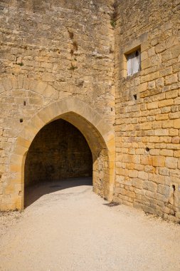 Dordogne Nehri üzerindeki kireçtaşı uçurumunda yükselen Ortaçağ Şatosu 'nun ayrıntıları. Fransa, Dordogne Bölümü, Beynac-et-Cazenac