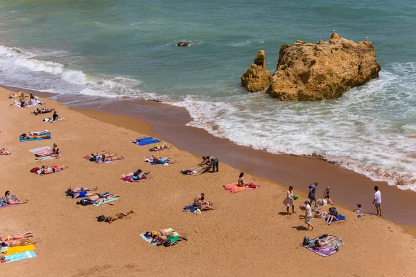 Lagos Portugal Menschen Berühmten Strand Von Praia Dona Ana Lagos — Stockfoto