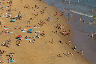 Albufeira 'daki Praia da Felesia' nın ünlü plajındaki insanlar. Bu plaj Algarve 'nin ünlü turistik bölgesinin bir parçasıdır..