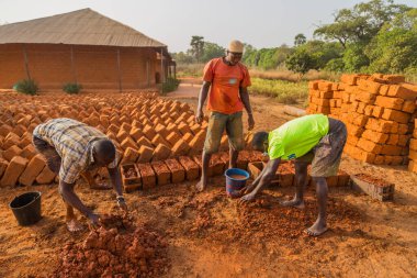 Bissau 'nun dışında, Gine Bissau' da işçiler tuğla yapıyor.