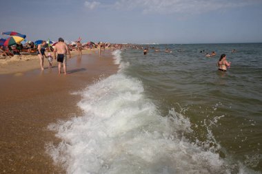 Manta ROTA, PORTUGAL: insanlar Algarve ünlü plajı Manta Rota. Bu plaj Algarve 'nin ünlü turistik bölgesinin bir parçasıdır..