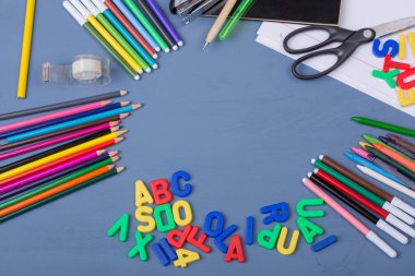 Mavi ahşap arka planda okul konseptine dönelim.