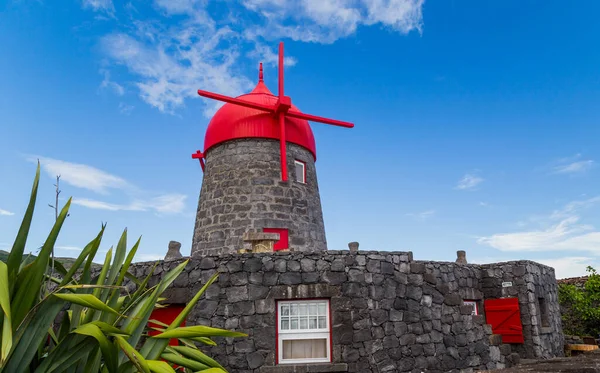 Vila da Praia 'da geleneksel bir yel değirmeni Graciosa Adası, Azores, Portekiz