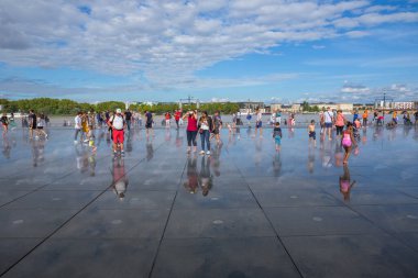 Bordeaux, Fransa 'nın Bordeaux şehrinde, suda eğlenen insanlarla dolu Meşhur Bordeaux su aynası..