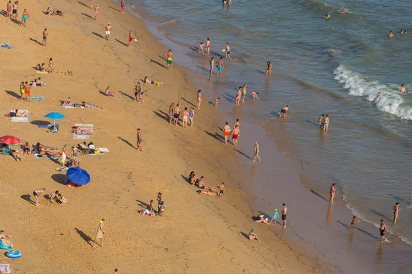 Albufeira Portugal 시아라는 해변에 사람들 관광지 알가르베의 일부이다 — 스톡 사진