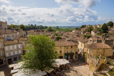 Saint Emilion, Fransa: İnsanlar eski ortaçağ kenti olan Aquitaine, Fransa 'nın merkezinin keyfini çıkarıyorlar