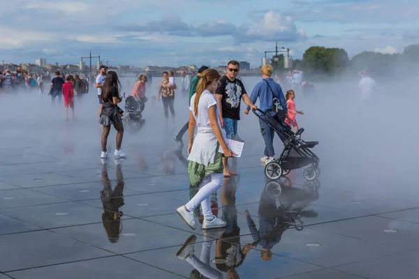 Bordeaux France Відоме Водне Дзеркало Бордо Повне Людей Весело Бавляться — стокове фото