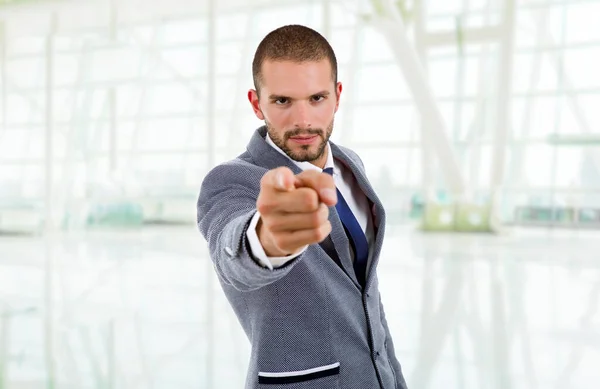 Junger Geschäftsmann Zeigt Auf Das Büro — Stockfoto