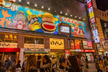 Osaka, Japonya: Namba 'daki Dotonboti sokağı Osaka' nın en iyi manzara ve ünlü mekanıdır ve Japonya 'nın Osaka kentinin etrafında renkli ve billboard ışığı vardır.