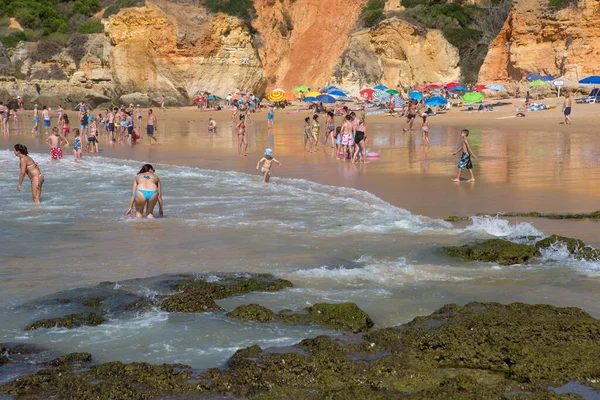 Albufeira Portugal Pessoas Famosa Praia Olhos Água Albufeira Esta Praia — Fotografia de Stock