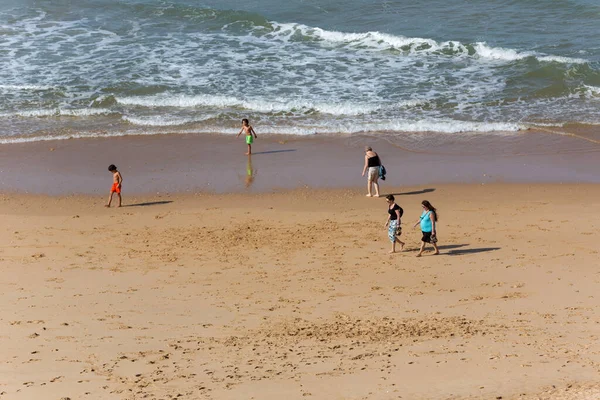 Praia Rocha Πορτογαλια Άνθρωποι Στη Διάσημη Παραλία Praia Rocha Στο — Φωτογραφία Αρχείου