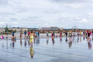 İnsanlarla dolu ünlü Bordeaux su aynası.
