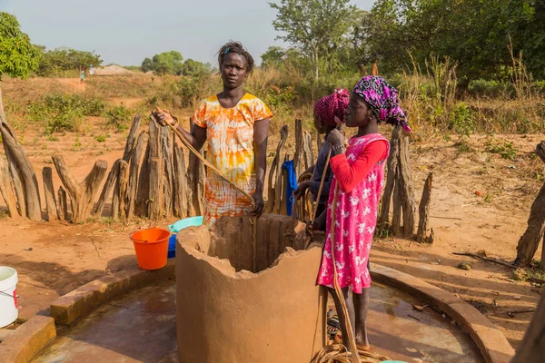 Bissau República Guiné Bissau Mulheres Crianças Poço Para Água Cidade — Fotografia de Stock