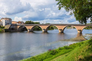 Fransa 'nın Bergerac kentindeki Dordogne nehri üzerinde eski bir köprü.