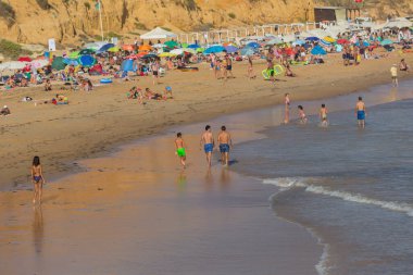 Albufeira 'daki ünlü Olhos de Agua plajındaki insanlar. Bu plaj Algarve 'nin ünlü turistik bölgesinin bir parçasıdır..