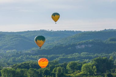 Beynac et Cazenac, Dordogne, Fransa: Güneybatı Fransa 'da Dordogne üzerinde uçan sıcak hava balonları