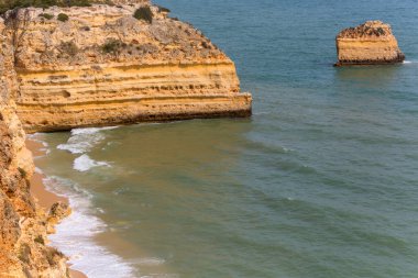 Lagoa 'daki ünlü Praia da Marinha plajı. Bu plaj Algarve 'nin ünlü turistik bölgesinin bir parçasıdır..