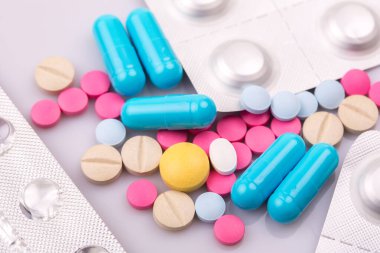 farklı tabletler haplar kapsül yığınları karışık terapi ilaçları