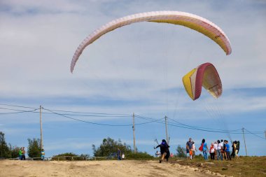 Portekiz 'in kuzeyindeki Caldelas, Portekiz' de Aboua Aboua Festivali 'ne paragliding.
