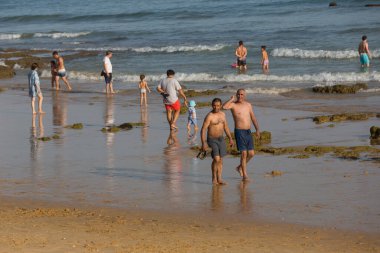 Albufeira 'daki ünlü Olhos de Agua plajındaki insanlar. Bu plaj Algarve 'nin ünlü turistik bölgesinin bir parçasıdır..