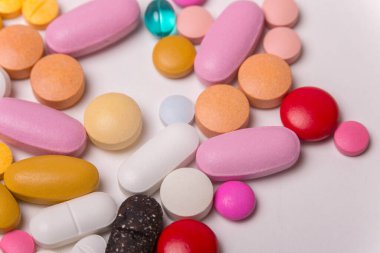 farklı tabletler haplar kapsül yığınları karışık terapi ilaçları