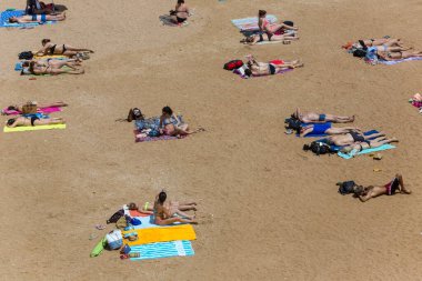 Lagos, Algarve Bölgesi, Portekiz 'deki ünlü Praia Dona Ana plajındaki insanlar