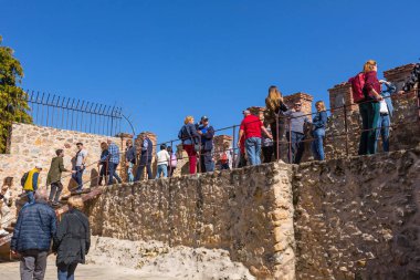 İspanya, Segovia 'nın ünlü simgesi olan Roma Aqueduct' u ziyaret eden insanlar