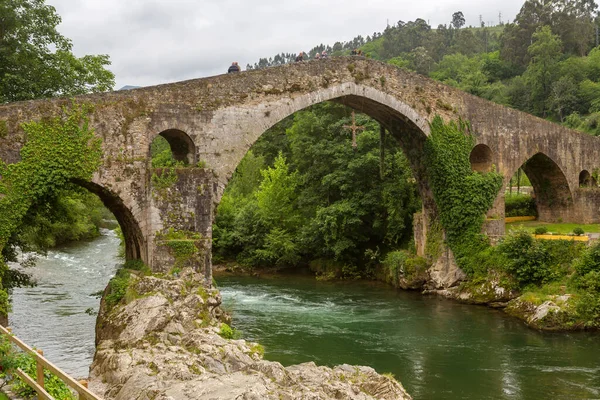 Cangas Onis 西班牙 13世纪末在西班牙阿斯图里亚斯Cangas Onis的塞拉河上建造的罗马桥上的人们 — 图库照片