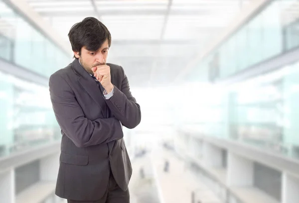 Besorgter Geschäftsmann Denkt Büro — Stockfoto