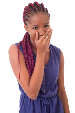 Şaşırmış Afrikalı kız beyaz arka planda izole edilmiş