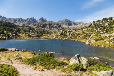 Andorra 'daki Primer Gölü, Pirene Dağları