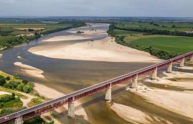 Santarem, Portekiz. Ponte Dom Luis Köprüsü, Tagus Nehri ve Leziria arazileri Ribatejo 'nun verimli alüvyon ovası. Portas do Sol bakış açısından bakıldığında