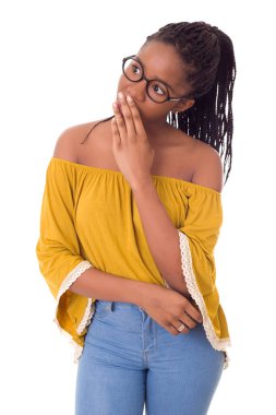 Genç Afrikalı kadın düşünüyor, beyaz bir arka planda izole edilmiş.