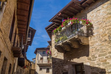 Puebla de Sanabria 'nın eski evleri, Castilla y Leon, İspanya