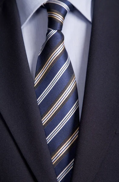 ビジネスマンの詳細 青いネクタイでジャケット男性のシャツを閉じます — ストック写真
