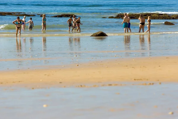 Albufeira Daki Ünlü Olhos Agua Plajındaki Insanlar Plaj Algarve Nin — Stok fotoğraf