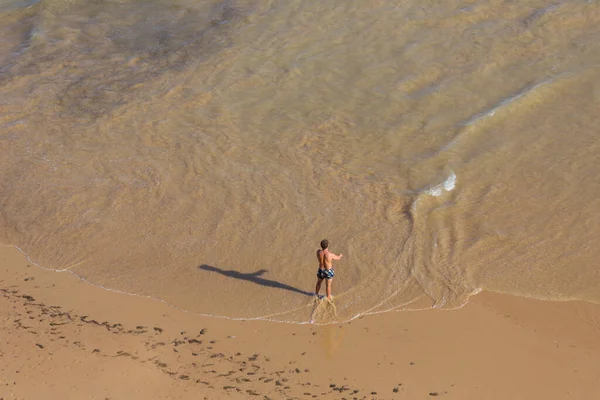 Albufeira Portugal Man Vid Den Berömda Stranden Olhos Agua Albufeira — Stockfoto