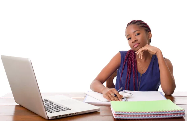 Mujer Negocios Hermosa Preocupada Que Trabaja Con Ordenador Portátil Escritorio — Foto de Stock