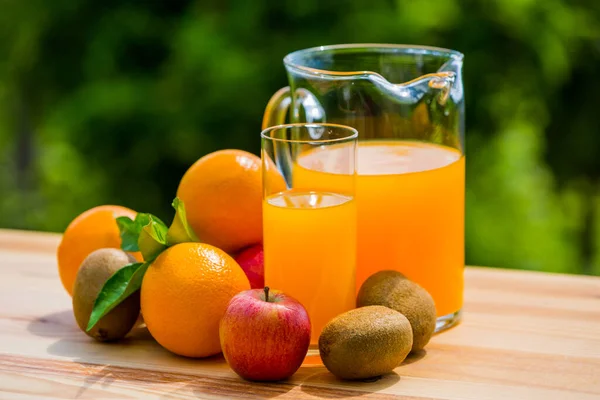 Orangensaft Und Früchte Auf Einem Tisch Freien — Stockfoto