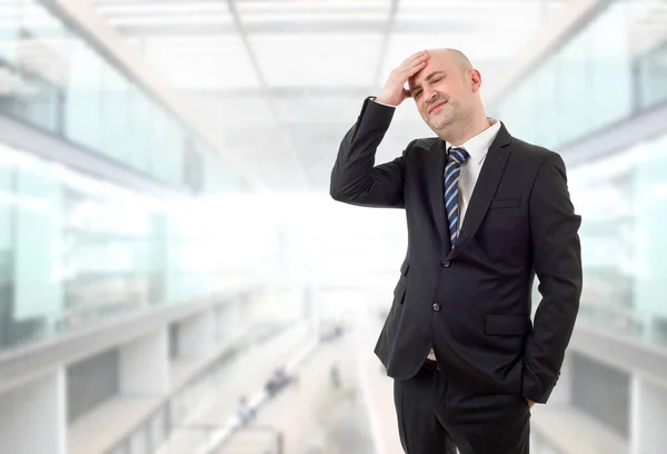 Geschäftsmann Anzug Gestikuliert Mit Kopfschmerzen Büro — Stockfoto