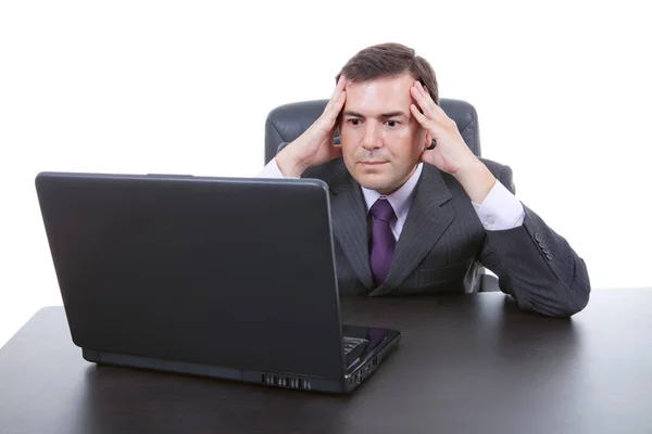 Endişeli Adamı Dizüstü Bilgisayarla Çalışıyor — Stok fotoğraf