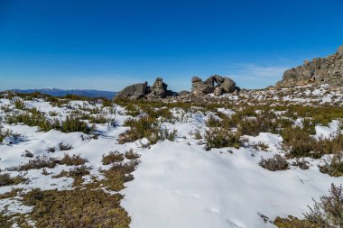 Serra do Xures dağlarının karlı kış manzarası doğal park, Galiçya, İspanya