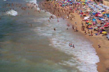 Albufeira 'daki ünlü Olhos de Agua plajındaki insanlar. Bu plaj Algarve 'nin ünlü turistik bölgesinin bir parçasıdır..