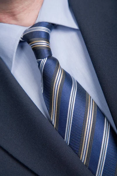 生意人的细节 穿上蓝色领带的紧身衣男衬衫 — 图库照片