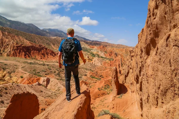 Issyk Kul Quirguistão Caminhante Nas Formações Rochosas Arenito Vermelho Sete — Fotografia de Stock