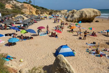 Albufeira 'daki ünlü Olhos de Agua plajındaki insanlar. Bu plaj Algarve 'nin ünlü turistik bölgesinin bir parçasıdır..