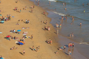 Albufeira 'daki Praia da Felesia' nın ünlü plajındaki insanlar. Bu plaj Algarve 'nin ünlü turistik bölgesinin bir parçasıdır..