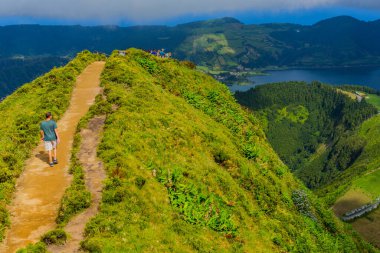 Sao Miguel, Azores Adası, Portekiz: Sete Cidades Gölü 'ndeki insanlar, Portekiz' in Azores adasındaki Sao Miguel adasındaki bir volkanik krater gölü. Boca do Inferno 'dan Görünüm