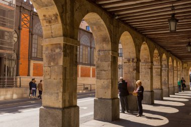 Salamanca, İspanya: Plaza Mayor, Salamanca 'da turistler. Salamanca şehri, Kastilya ve Len, İspanya.